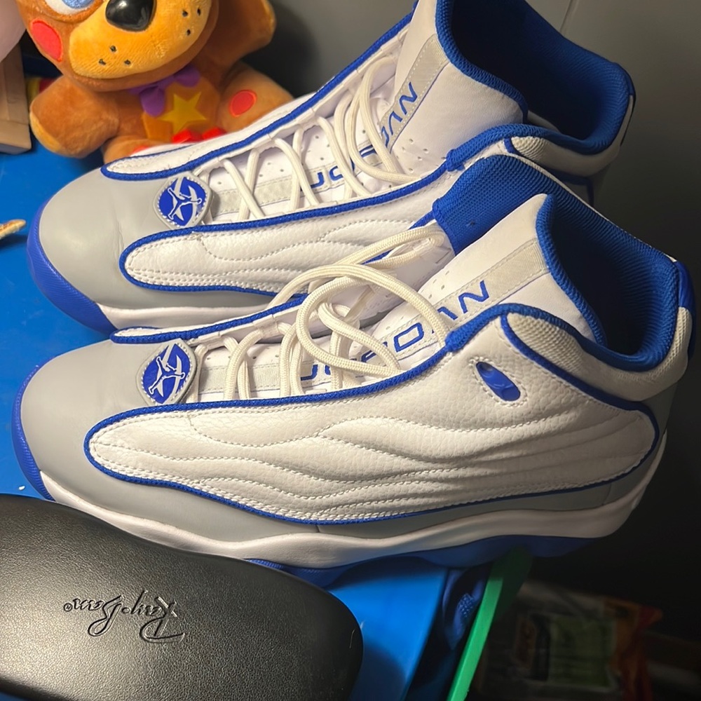 Jordans size 7 boy color blue and white grey